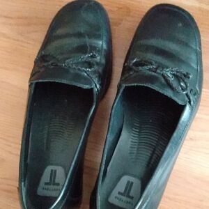 Trotters Women's Black Slip-On Loafers